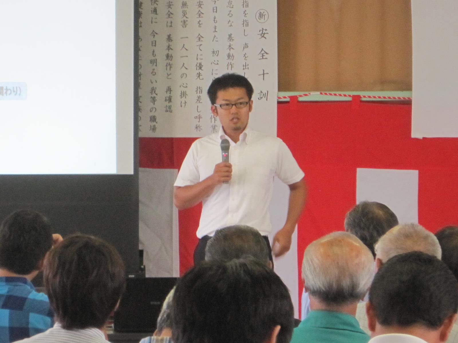 八戸市森林組合・第9回安全大会 株式会社あおもり海山取締役営業部長 野呂英樹講演の様子