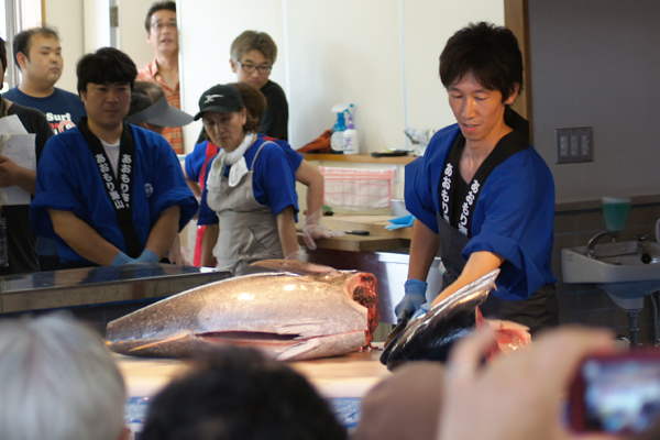 マグロの解体ショー